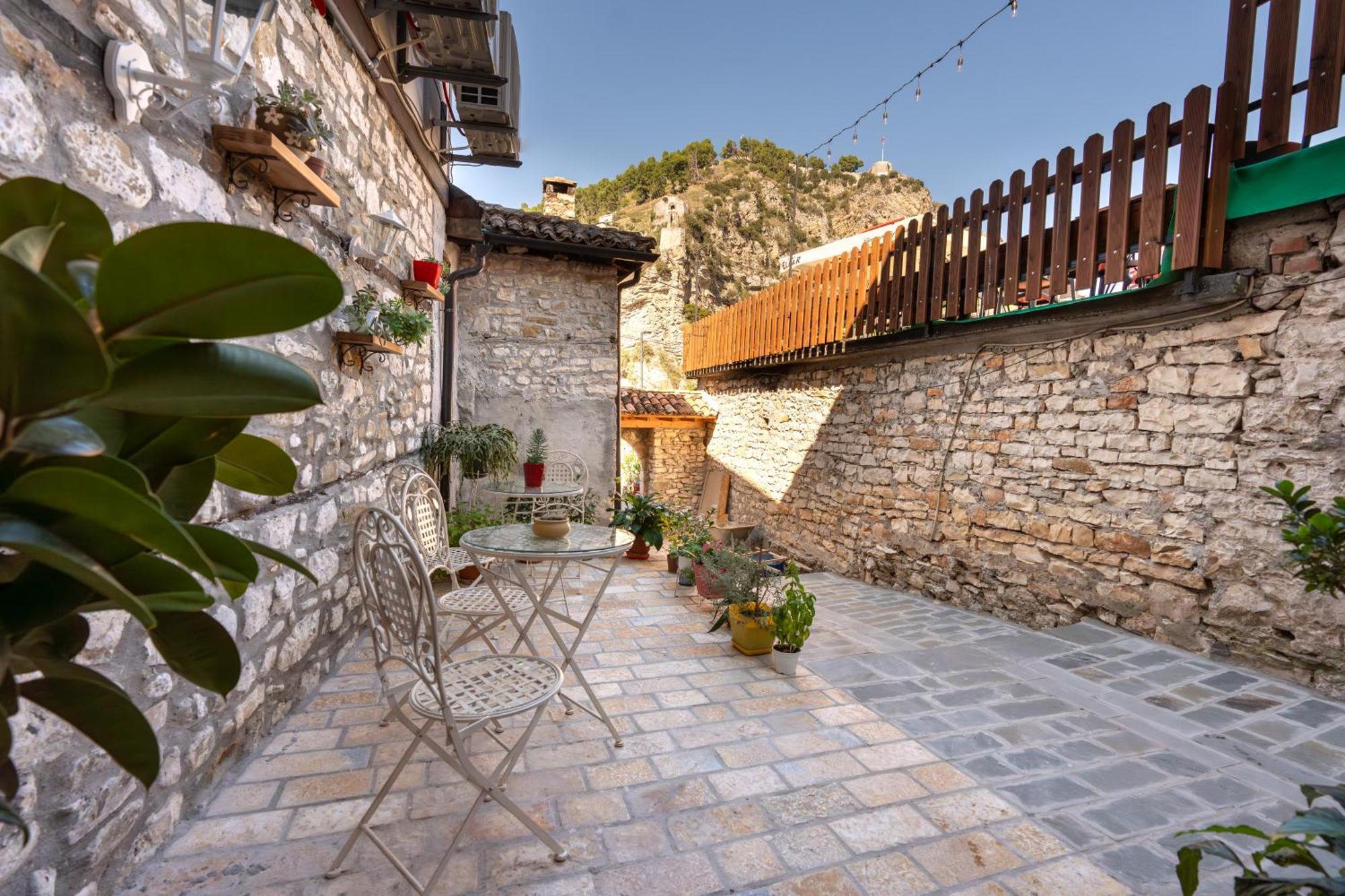 The Well House - Unesco Bed & Breakfast Berat Exterior photo